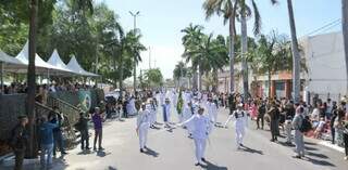Sob sol forte, população participa do desfile de Independência em Corumbá Sob sol forte, população participa do desfile de Independência em Corumbá