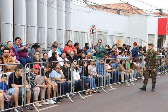 P&uacute;blico chega cedo e lota arquibancadas antes de desfile come&ccedil;ar na Capital