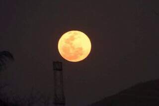 Por que a Lua est&aacute; alaranjada? Polui&ccedil;&atilde;o e queimadas explicam o fen&ocirc;meno