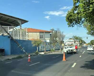 Motorista derruba poste e deixa quarteir&atilde;o sem energia