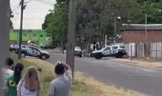 Policial é atropelado por jovem que empinava motocicleta Policial é atropelado por jovem que empinava motocicleta