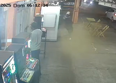 V&iacute;deo mostra execu&ccedil;&atilde;o de ex-presidi&aacute;rio em conveni&ecirc;ncia na fronteira