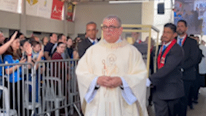 Par&oacute;quia recebe 4,6 mil fi&eacute;is para missa em celebra&ccedil;&atilde;o a S&atilde;o Carlo Acutis
