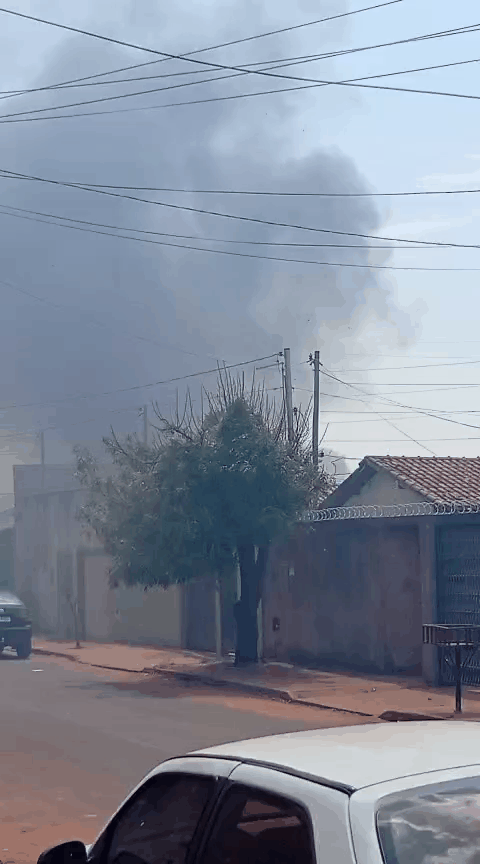 Fuma&ccedil;a de inc&ecirc;ndio em vegeta&ccedil;&atilde;o invade casas no Jardim Noroeste 