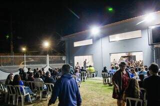Madrugada &eacute; de f&eacute; e sal&atilde;o lotado para assistir &agrave; canoniza&ccedil;&atilde;o de Carlo Acutis