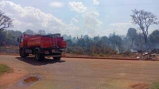 Fumaça de incêndio em vegetação invade casas no Jardim Noroeste Fumaça de incêndio em vegetação invade casas no Jardim Noroeste