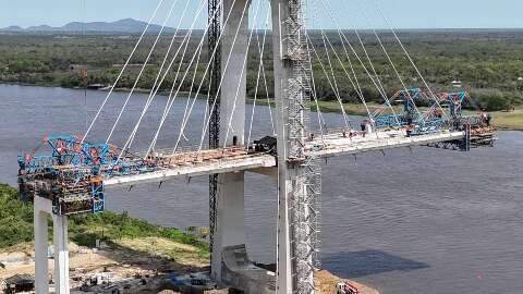 Conclus&atilde;o de pilar de sustenta&ccedil;&atilde;o no lado brasileiro marca avan&ccedil;o de ponte