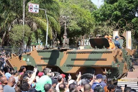 De novo sem avi&otilde;es, desfile de Independ&ecirc;ncia re&uacute;ne 14 mil pessoas na Capital