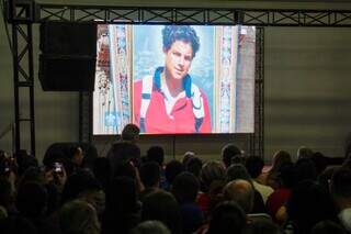 Madrugada &eacute; de f&eacute; e sal&atilde;o lotado para assistir &agrave; canoniza&ccedil;&atilde;o de Carlo Acutis