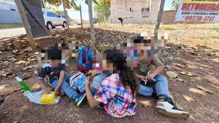 Irm&atilde;os fogem de casa para visitar a av&oacute; e s&atilde;o encontrados ap&oacute;s quase 10 km