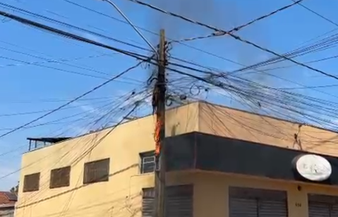 Galho atinge rede de alta tens&atilde;o e causa inc&ecirc;ndio durante poda