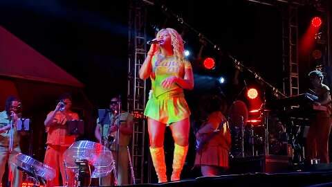 S&iacute;mbolo de representatividade, Liniker encanta p&uacute;blico no MS Ao Vivo