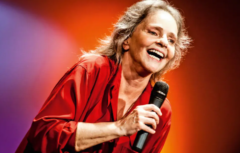 Voz marcante da MPB, Angela Ro Ro morre aos 75 anos no RJ 