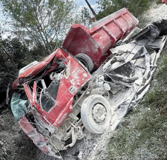 Motorista de MS morre em colis&atilde;o entre caminh&atilde;o e carreta na PR-484