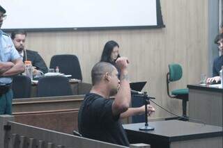 R&eacute;us admitem agress&otilde;es contra vizinho esquizofr&ecirc;nico e negam inten&ccedil;&atilde;o de matar