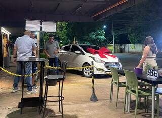 Marido parou lanchonete para dar carro que esposa sonhava h&aacute; 10 anos