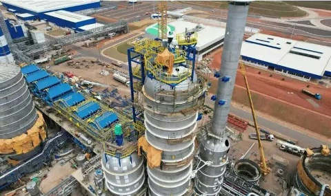 Ind&uacute;stria fatura 5% a mais em 2025 e cria 2,3% mais empregos