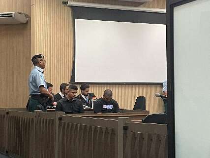 R&eacute;us admitem agress&otilde;es contra vizinho esquizofr&ecirc;nico e negam inten&ccedil;&atilde;o de matar