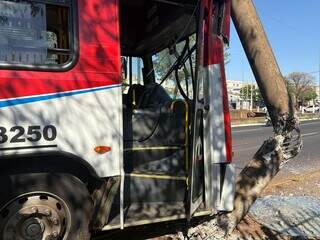 &Ocirc;nibus bate em poste e deixa tr&acirc;nsito lento em avenida movimentada da Capital