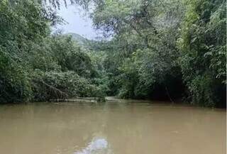 Barreiras de pedra ajudam a conter eros&atilde;o e &aacute;gua turva no Rio Mimoso em Bonito