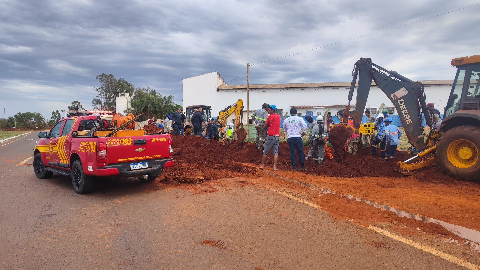 Vala desaba e jovem de 22 anos morre soterrado em obra de esgoto