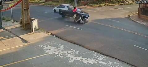 Motociclista fica em estado grave ao fazer convers&atilde;o e ser atingido por carro