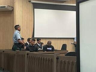 Réus admitem agressões contra vizinho esquizofrênico e negam intenção de matar Réus admitem agressões contra vizinho esquizofrênico e negam intenção de matar