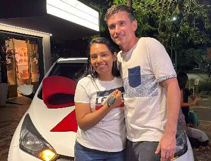 Marido parou lanchonete para dar carro que esposa sonhava h&aacute; 10 anos
