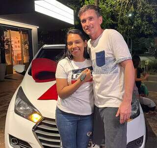 Marido parou lanchonete para dar carro que esposa sonhava h&aacute; 10 anos