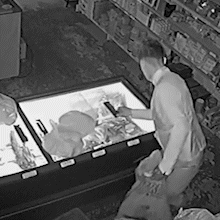 Homem furta mil reais em cigarros, carnes e chocolates de mercearia familiar