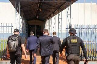 Presos da operação contra fraude em Terenos virão de van para Campo Grande Presos da operação contra fraude em Terenos virão de van para Campo Grande