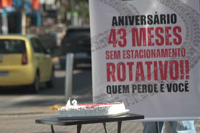 Com parab&eacute;ns da Xuxa e bolo, lojistas fazem protesto por 3 anos sem parqu&iacute;metros