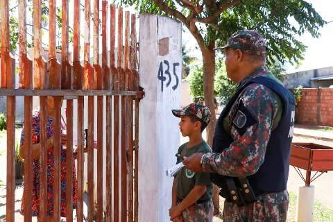 De porta em porta, grupo alerta sobre descarte de lixo no maior parque urbano