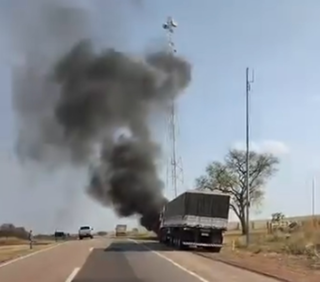 Pneu estoura e causa inc&ecirc;ndio em carreta carregada com milho na BR-163