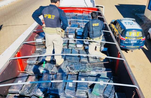 PRF apreende 3,3 toneladas de maconha &ldquo;sem disfarce&rdquo; em carroceria de caminh&atilde;o