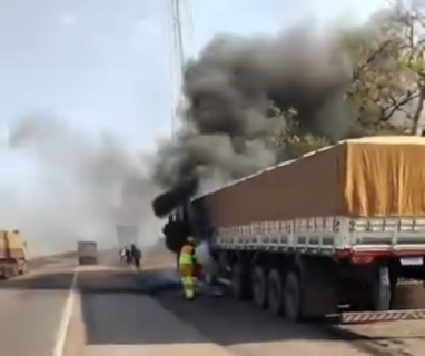 Pneu estoura e causa inc&ecirc;ndio em carreta carregada com milho na BR-163
