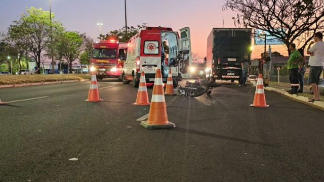 Mulher tem a perna presa por roda de caminh&atilde;o na sa&iacute;da para Cuiab&aacute;