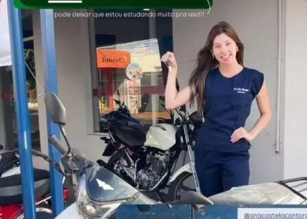 Ana Castela presenteia amiga de inf&acirc;ncia com moto zero e pix generoso