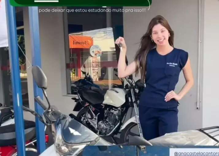Ana Castela presenteia amiga de infância com moto zero e pix generoso
