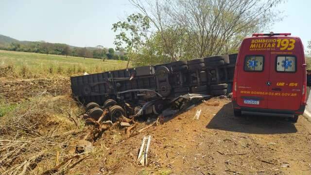 Caminhoneiro &eacute; encontrado morto sob carreta tombada na BR-262