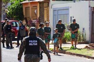 De porta em porta, grupo alerta sobre descarte de lixo no maior parque urbano