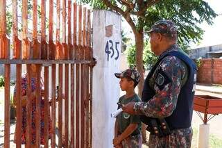 De porta em porta, grupo alerta sobre descarte de lixo no maior parque urbano