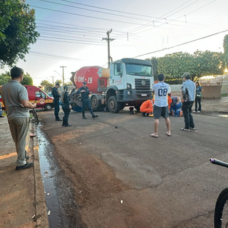 Caminhão-betoneira avança sinal de Pare e esmaga motocicleta Caminhão-betoneira avança sinal de Pare e esmaga motocicleta