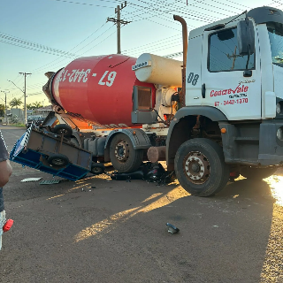 Caminh&atilde;o-betoneira avan&ccedil;a sinal de Pare e esmaga motocicleta