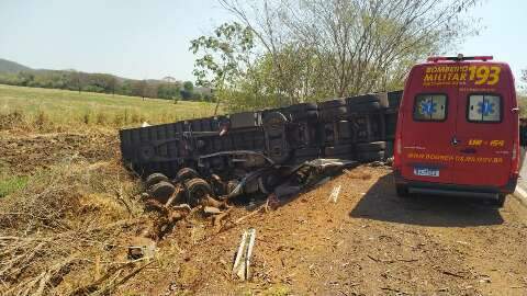 Caminhoneiro &eacute; encontrado morto sob carreta tombada na BR-262
