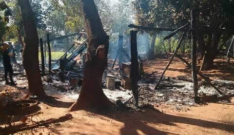 Casa de madeira pega fogo e idoso morre carbonizado