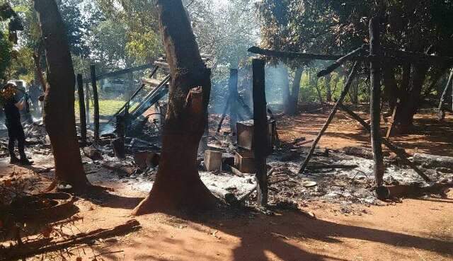 Casa de madeira pega fogo e idoso morre carbonizado