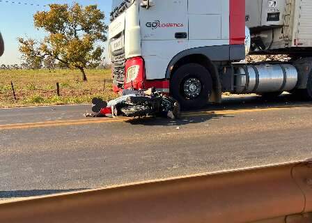 Motociclista morre ao bater de frente com caminh&atilde;o na BR-262