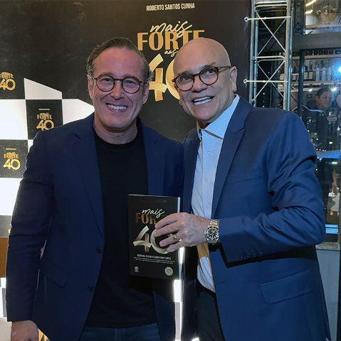Roberto Santos Cunha lan&ccedil;a o livro Mais Forte aos 40