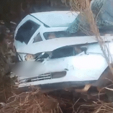 Gol lotado com cigarro bate em coqueiro, um homem morre e outro fica ferido